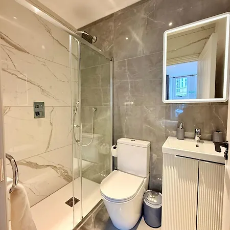 Super Modern Ground Floor Flat Near Centre アパート ブリストル