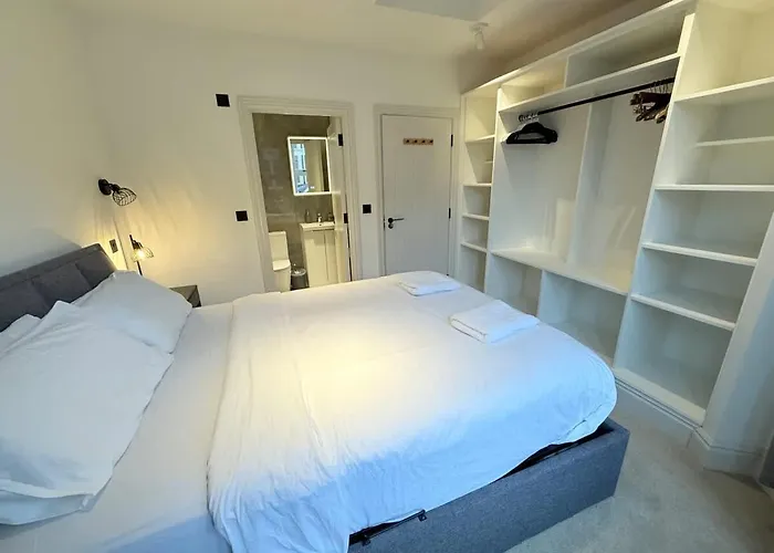 Super Modern Ground Floor Flat Near Centre Apartament