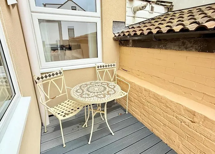 Super Modern Ground Floor Flat Near Centre