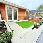 Stunning Ground Floor Flat With Garden