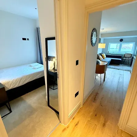 Super Modern Ground Floor Flat Near Centre *