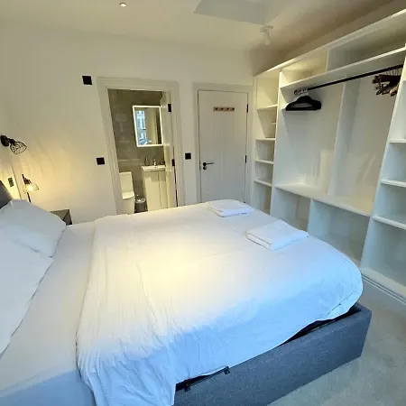 Stunning Ground Floor Flat With Garden شقة
