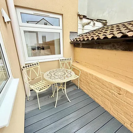 Stunning Ground Floor Flat With Garden