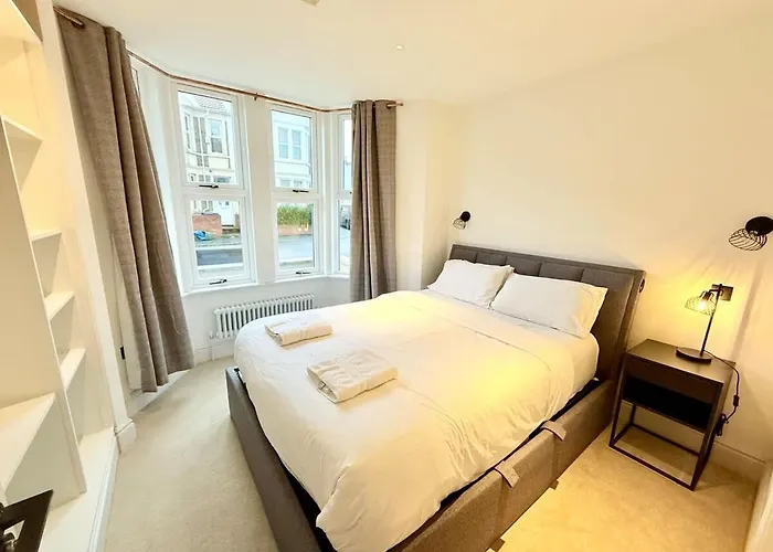 Super Modern Ground Floor Flat Near Centre شقة