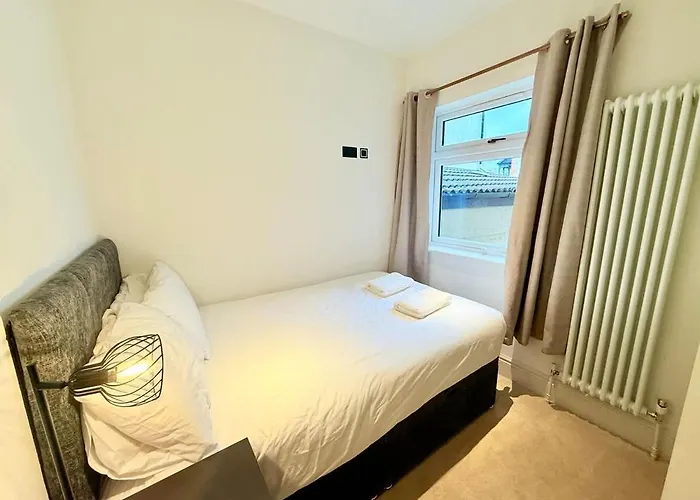 Super Modern Ground Floor Flat Near Centre *