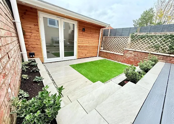 Super Modern Ground Floor Flat Near Centre