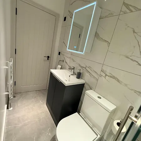 Super Modern Ground Floor Flat Near Centre