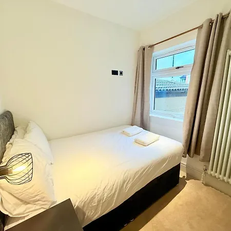 Super Modern Ground Floor Flat Near Centre Apartman *